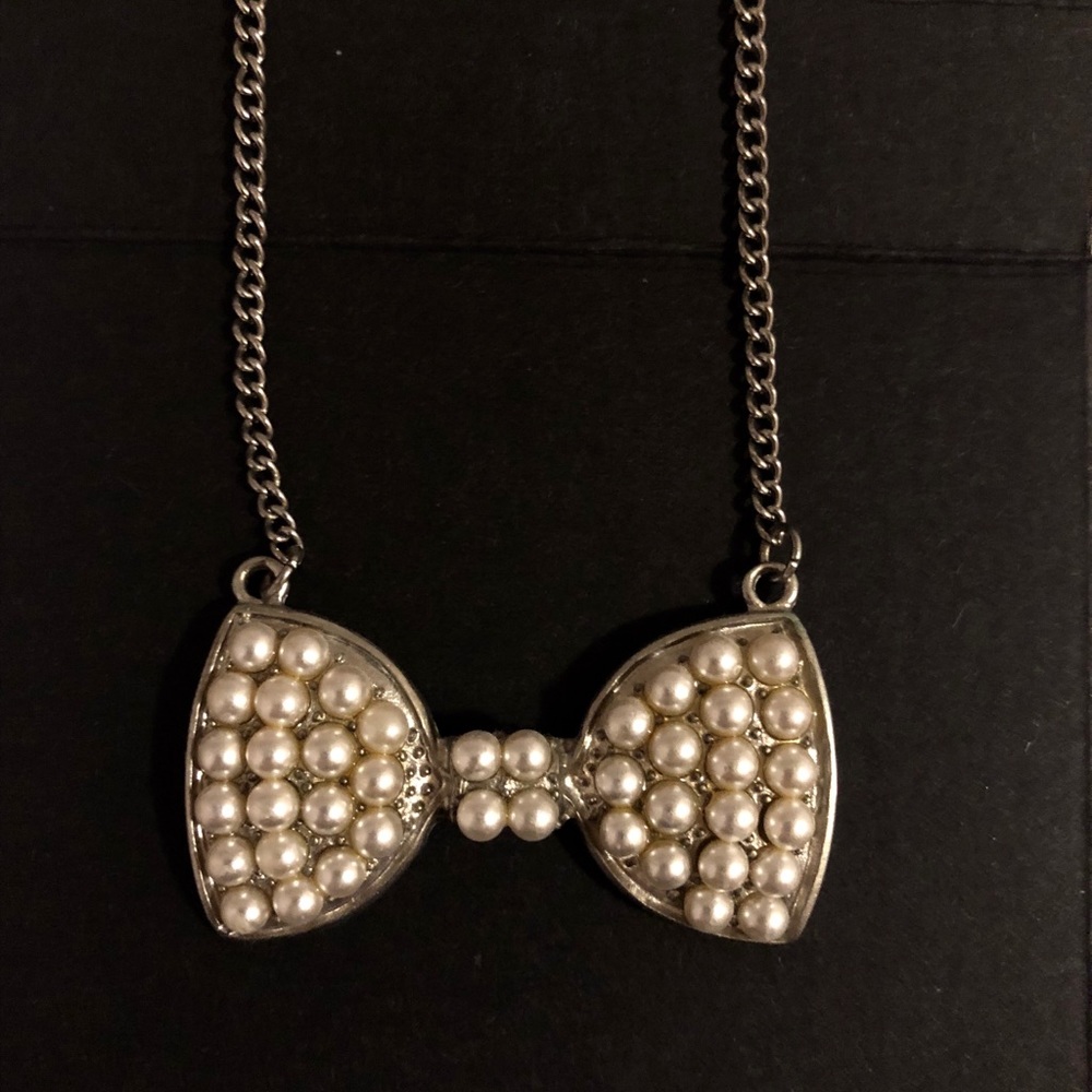Faux pearl bow necklace